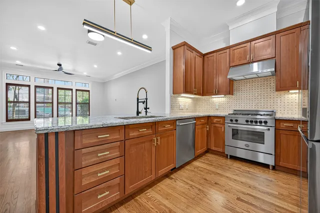 $845,000 | 28 Riva Row, Spring, TX 77380