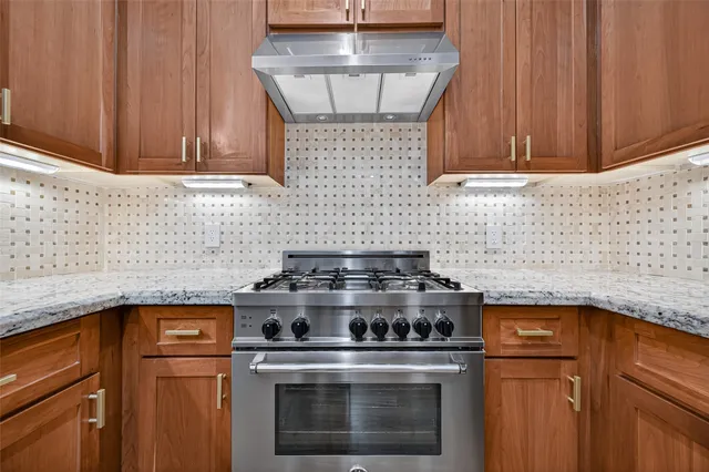 $845,000 | 28 Riva Row, Spring, TX 77380