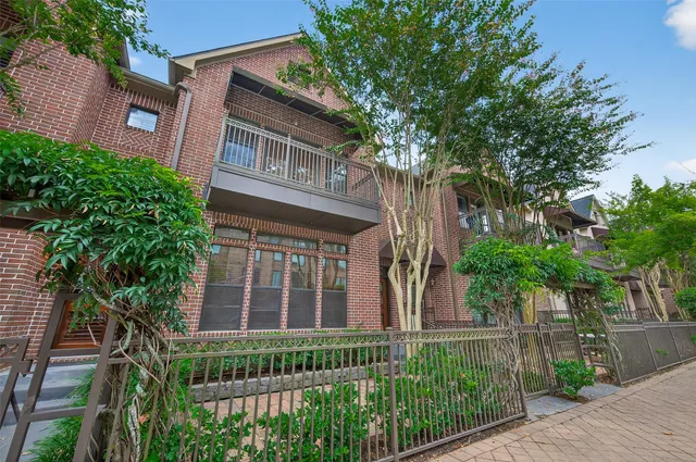 $845,000 | 28 Riva Row, Spring, TX 77380