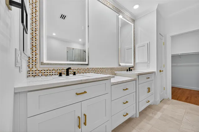 $845,000 | 28 Riva Row, Spring, TX 77380