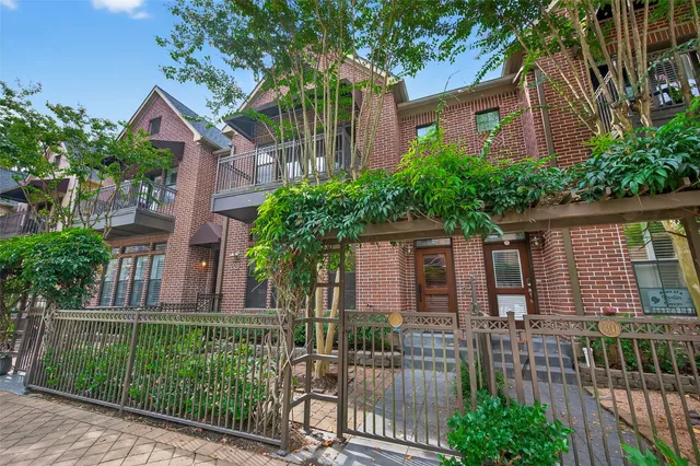 $845,000 | 28 Riva Row, Spring, TX 77380