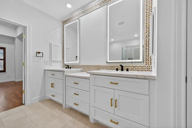 $845,000 | 28 Riva Row, Spring, TX 77380