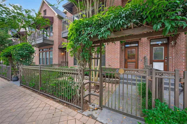 $845,000 | 28 Riva Row, Spring, TX 77380