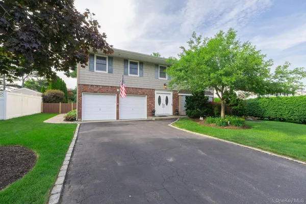 $965,000 | 19 Knoll Lane, Smithtown, NY 11787