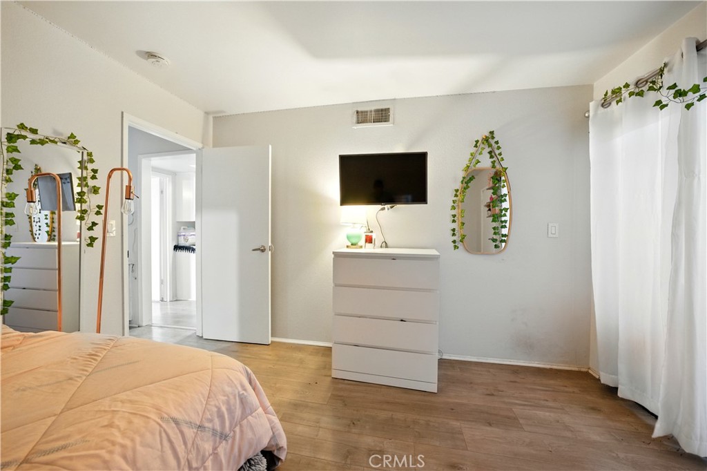 14937 Sherman Way, Unit 7 Van Nuys, CA 91405 - Photo 23 of 37 a bedroom with a bed and a flat tv screen in it