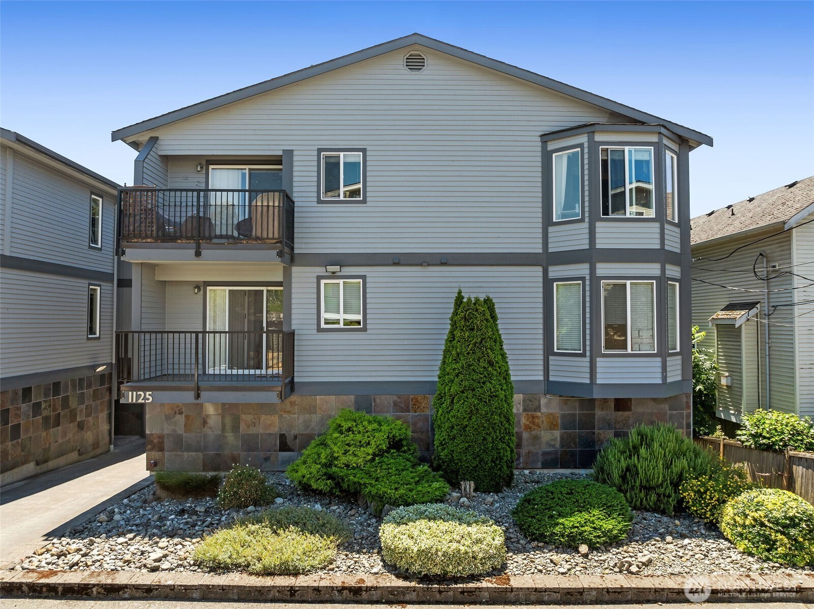 1125 North 93rd Street, Unit 6 Seattle, WA 98103 - Photo 2 of 35 a front view of a house with garden