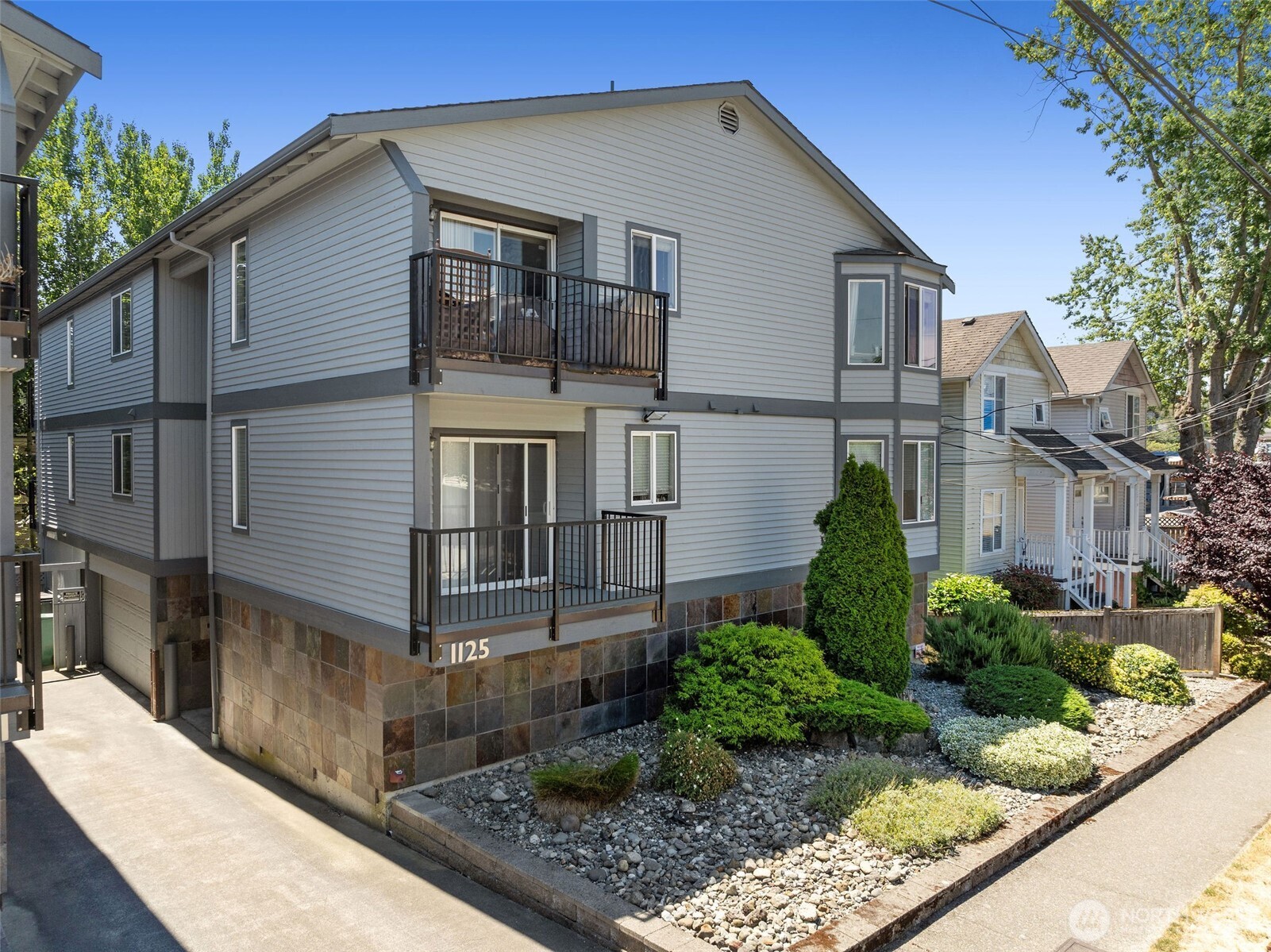 1125 North 93rd Street, Unit 6 Seattle, WA 98103 - Photo 3 of 35 a front view of a house with garden