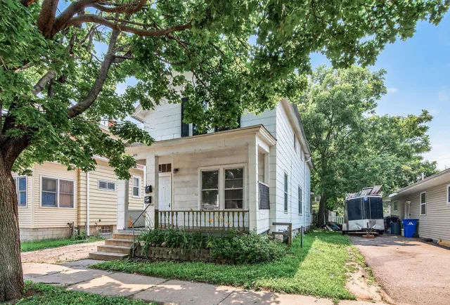 $195,000 | 472 Case Avenue East, St. Paul, MN 55130