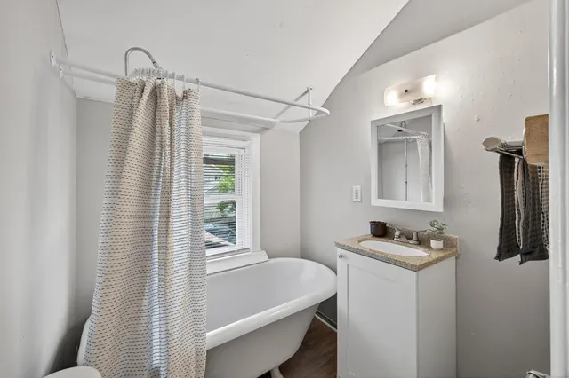 $195,000 | 472 Case Avenue East, St. Paul, MN 55130