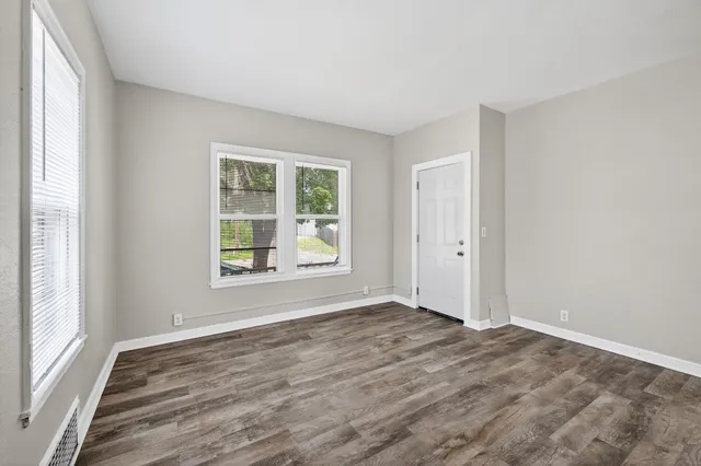 $195,000 | 472 Case Avenue East, St. Paul, MN 55130