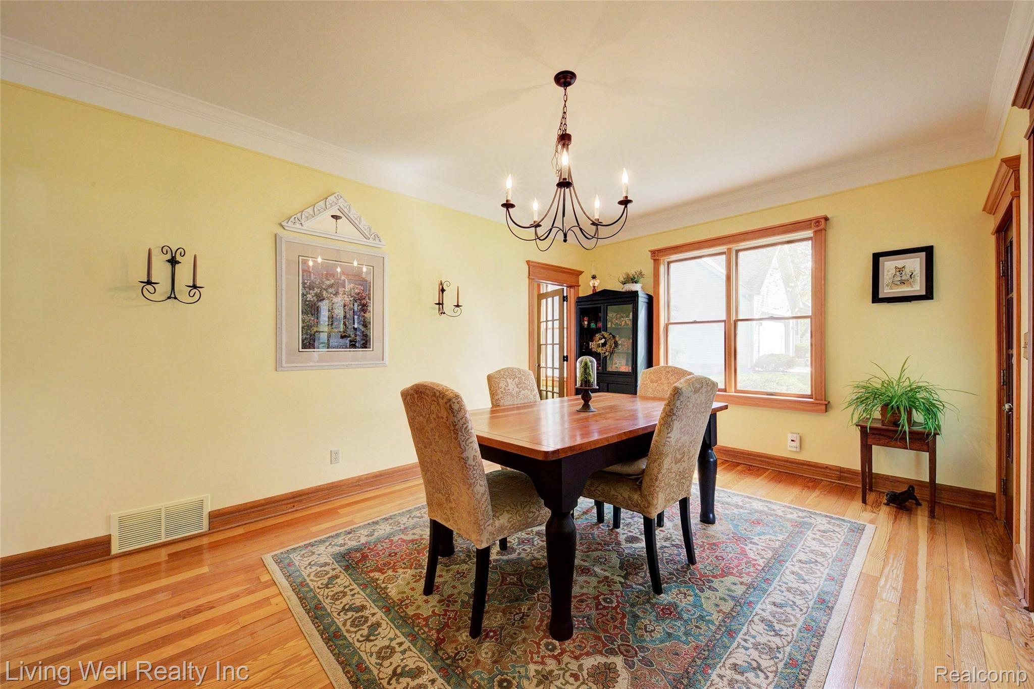 712 Brighton Lake Road Brighton, MI 48116 - Photo 27 of 47 dining room