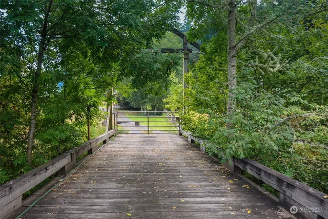 a view of a back yard