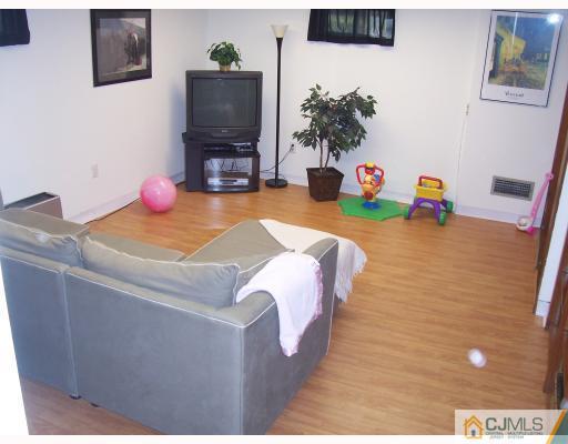 17 Chalmers Road East Brunswick, NJ 08816 - Photo 8 of 10 Gallery Image 8
