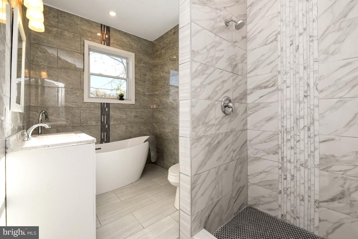 3815 Chatham Road Baltimore, MD 21215 - Photo 28 of 28 a bathroom with a bathtub and sink