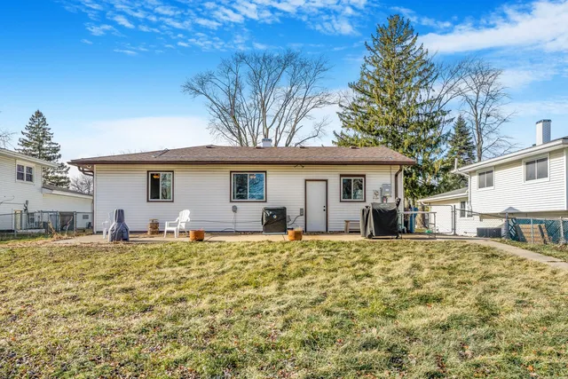 $365,000 | 987 Lakewood Drive, Bartlett, IL 60103