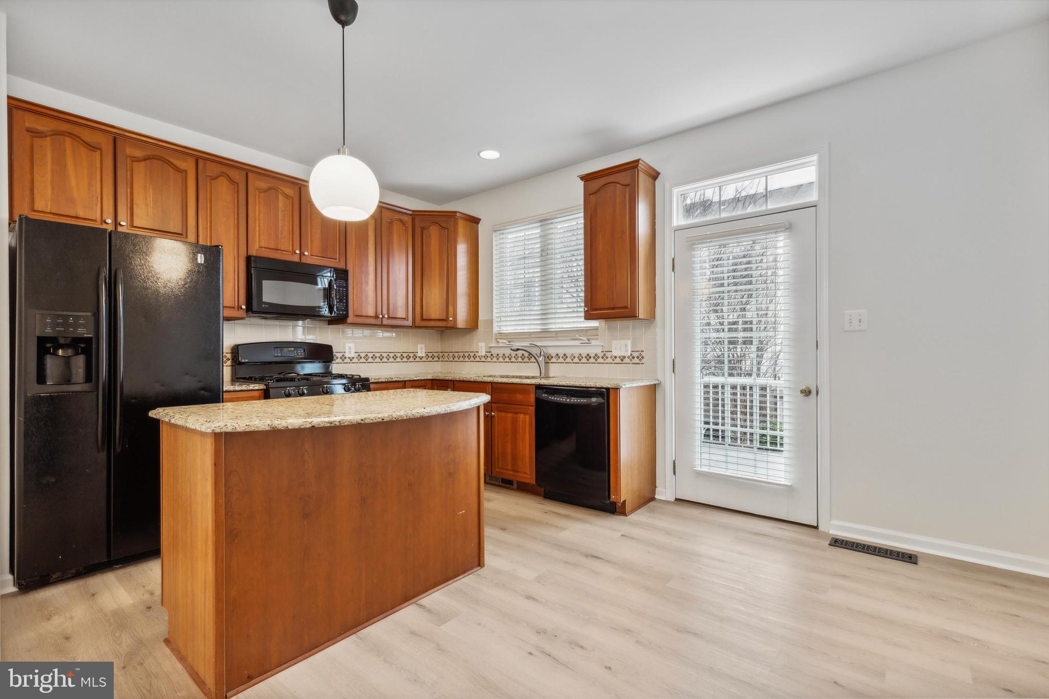 24995 Riding Center Drive Chantilly, VA 20152 - Photo 14 of 31 Kitchen with Island