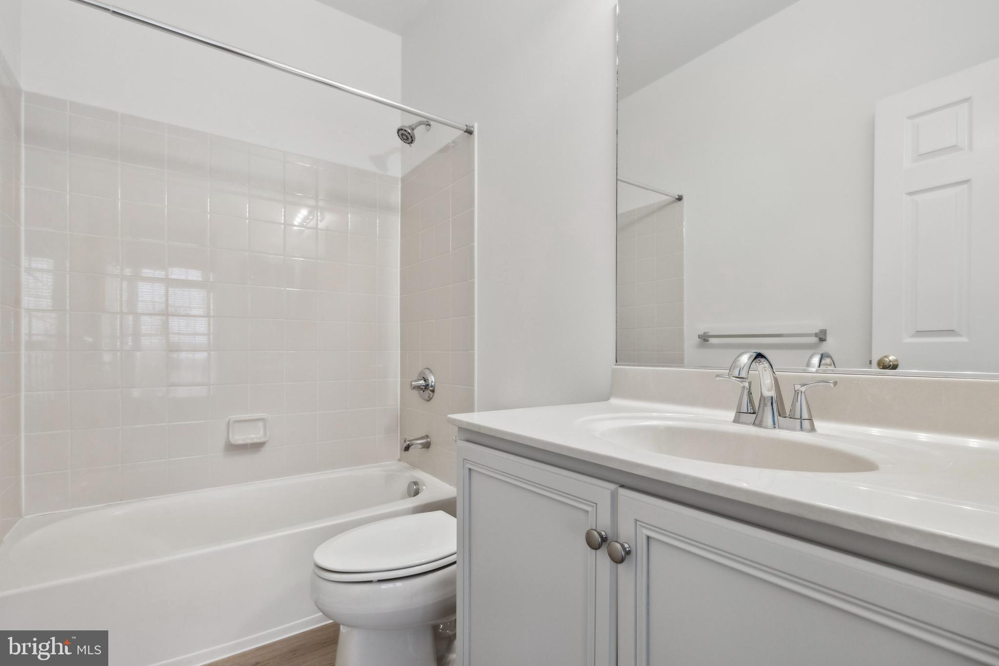 24995 Riding Center Drive Chantilly, VA 20152 - Photo 29 of 31 Second Upper Full Bathroom