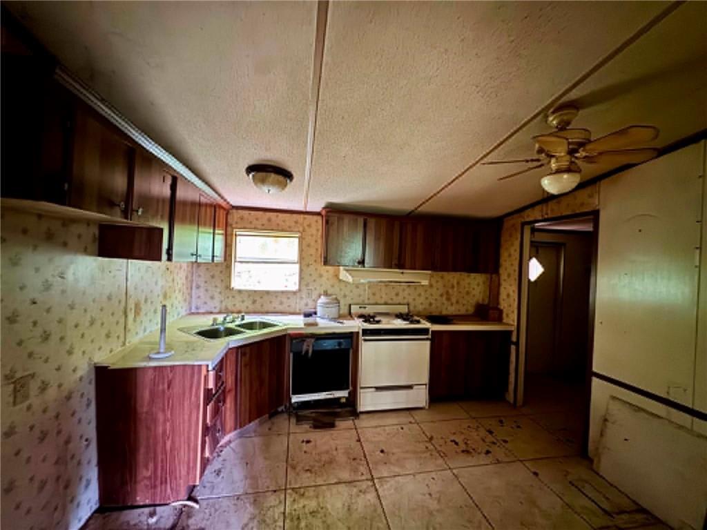 895 Newman Court Ranger, GA 30734 - Photo 6 of 31 a kitchen with stainless steel appliances granite countertop a sink stove and refrigerator