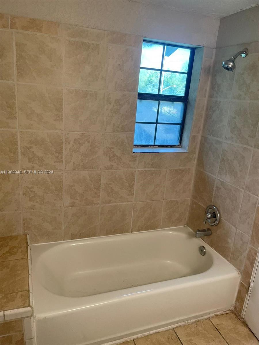 1129 Grothe Street Jacksonville, FL 32209 - Photo 9 of 21 a bathroom with a bathtub and window