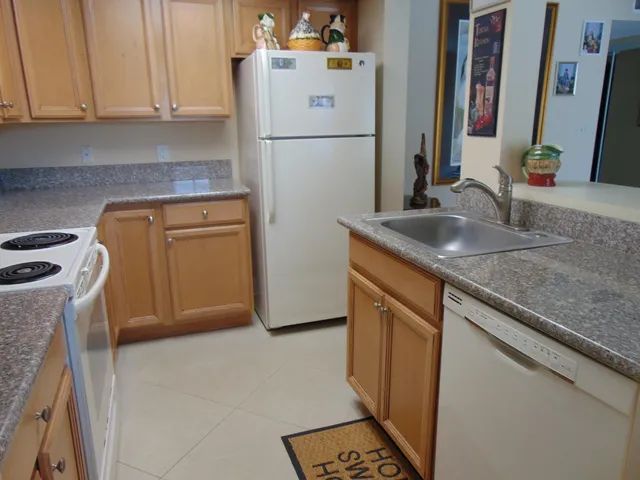 $1,600 | 3186 Via Poinciana, Unit 310, Lake Worth, FL 33467