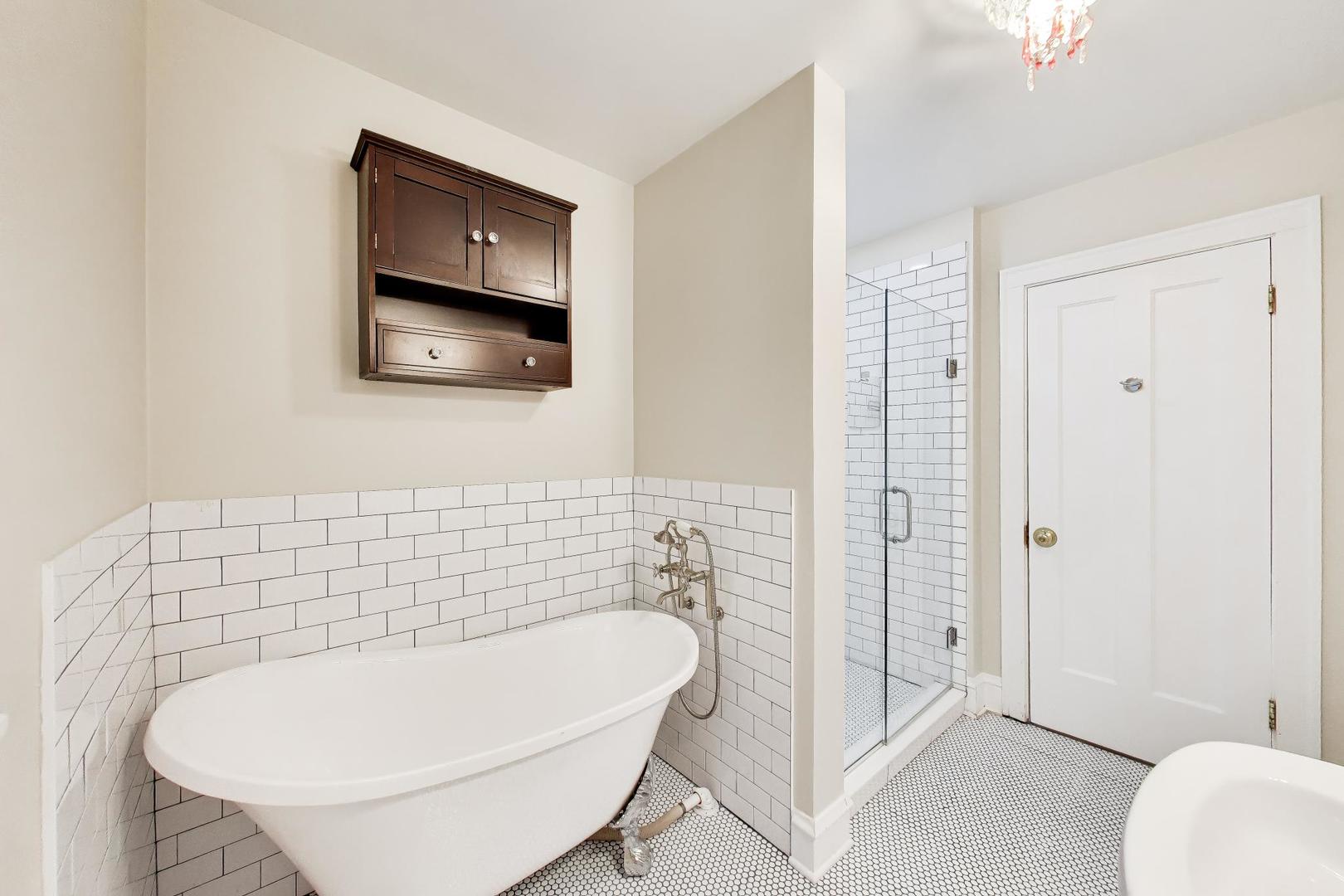1734 West Foster Avenue, Unit 1 Chicago, IL 60640 - Photo 13 of 24 a bathroom with a bathtub and a sink