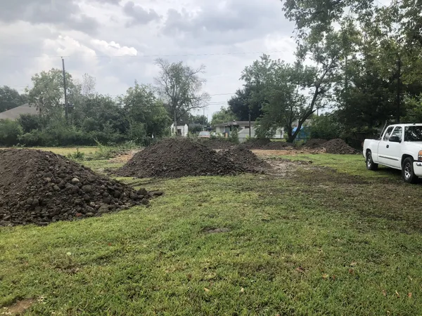 a view of a yard with a house