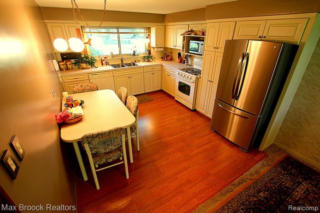32316 Hearthstone Road Farmington, MI 48334 - Photo 7 of 20 **Updated kitchen looks out to front yard**