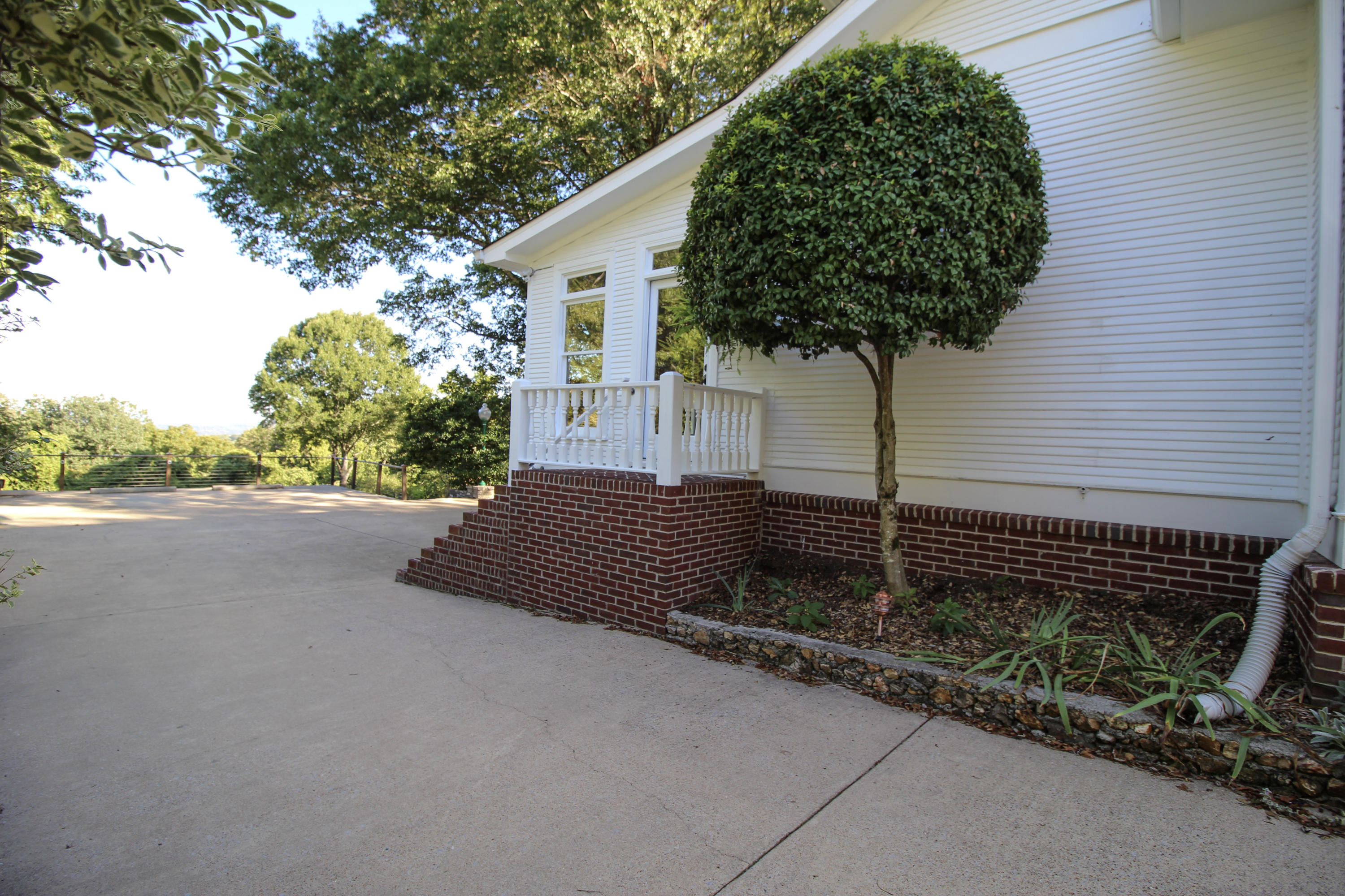 168 North Crest Road Chattanooga, TN 37404 - Photo 8 of 94 Side Driveway