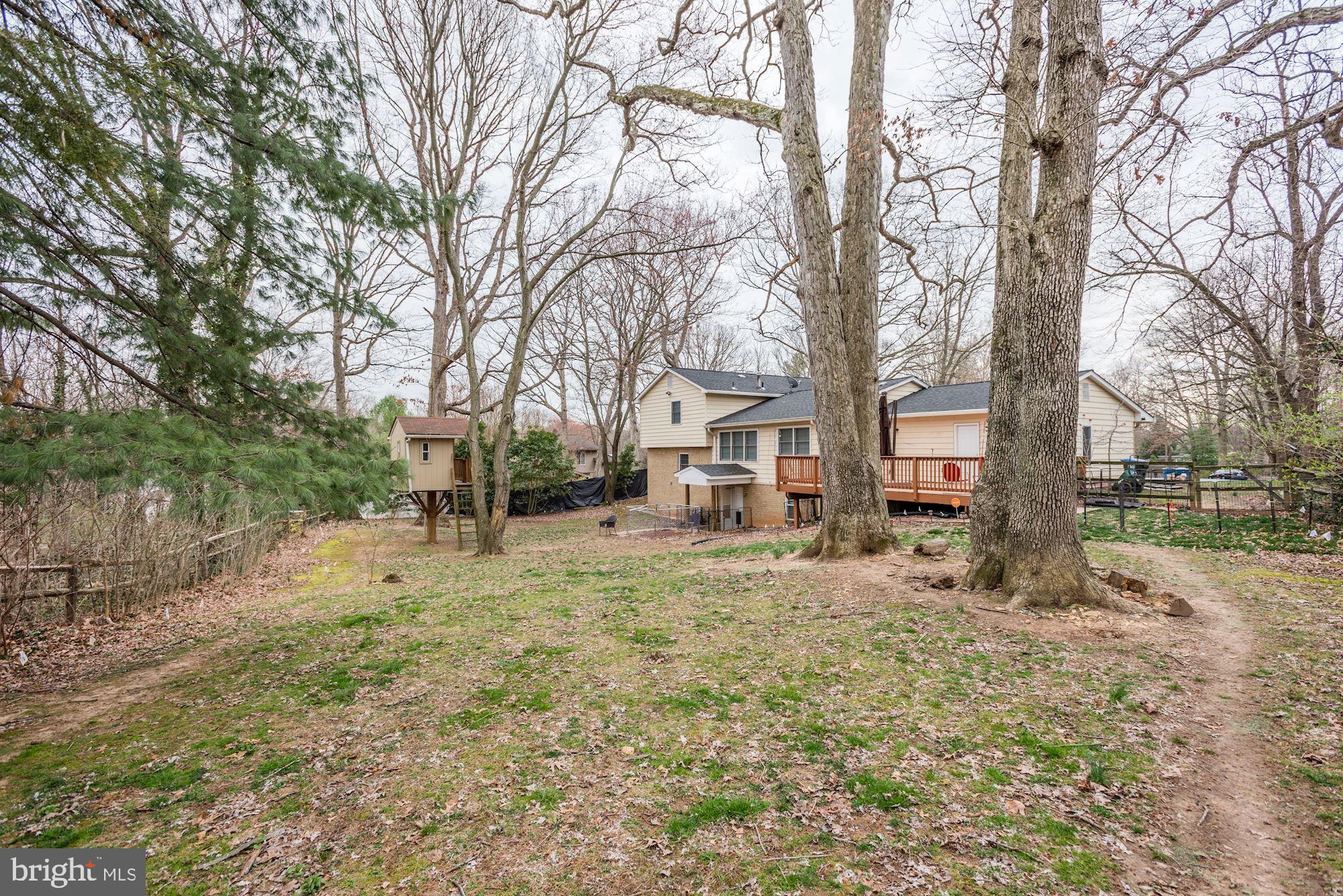 1401 Earnshaw Court Reston, VA 20190 - Photo 34 of 49 Large Backyard