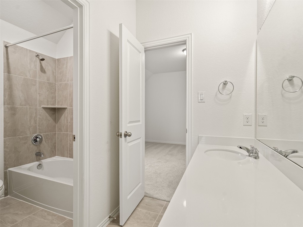 306 Strm Bnd Way Rosenberg, TX 77471 - Photo 29 of 35 a bathroom with a tub a sink and mirror