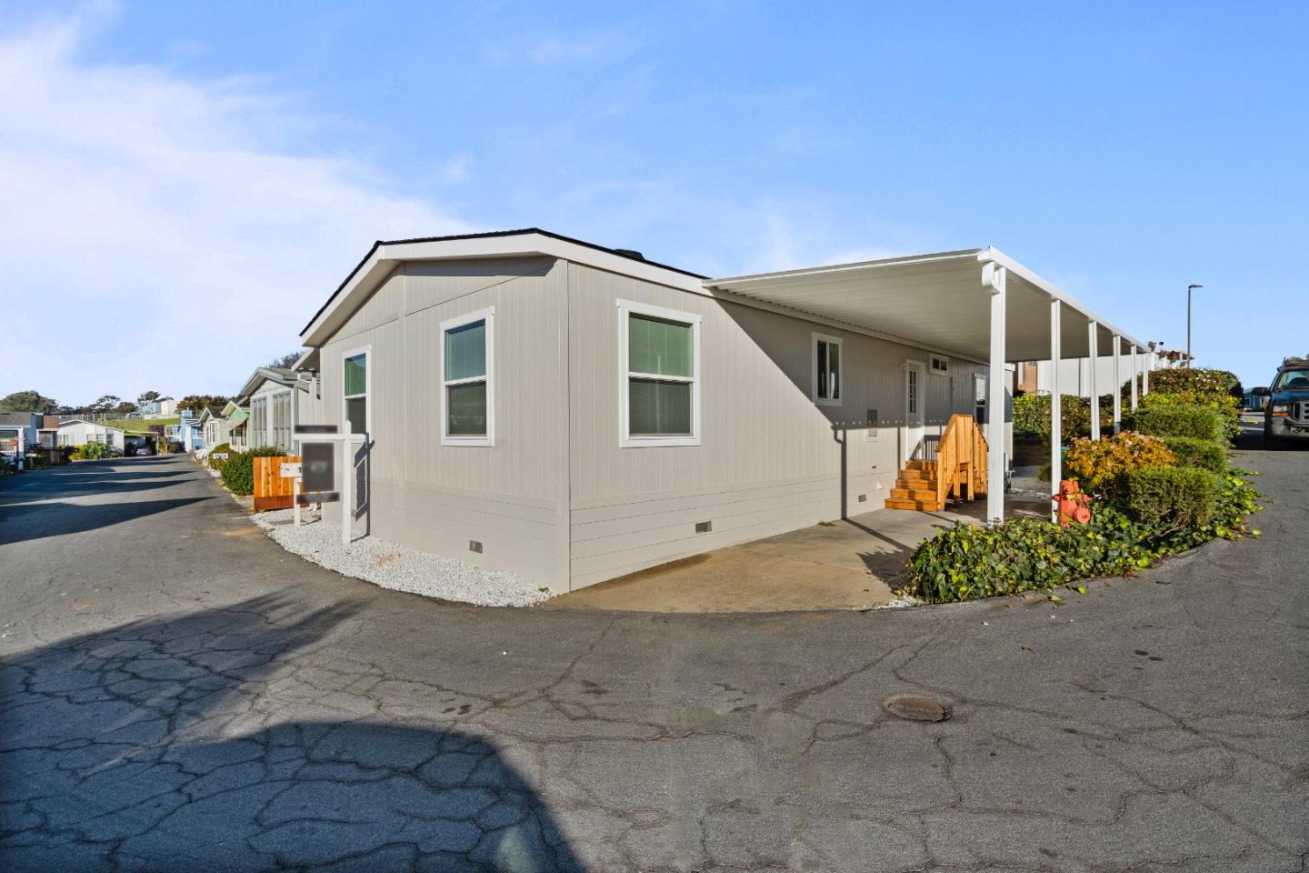 a view of a house with backyard
