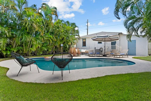 a view of a water fountain in the grass