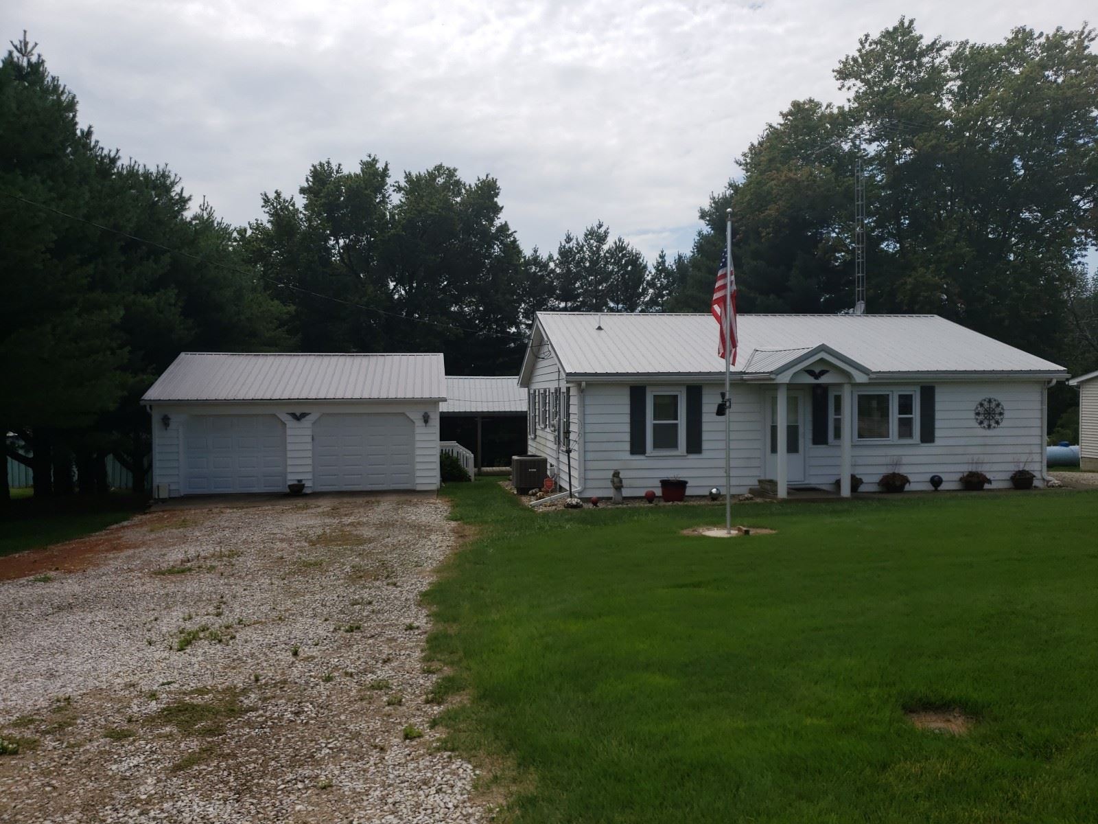 692 Harold Smith Road Bedford, IN 47421 - Photo 3 of 28
