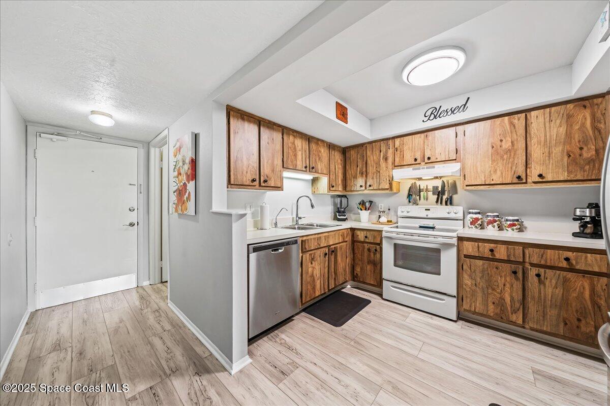 2775 North Wickham Road, Unit A403 Melbourne, FL 32935 - Photo 19 of 24 Bright and light kitcheb