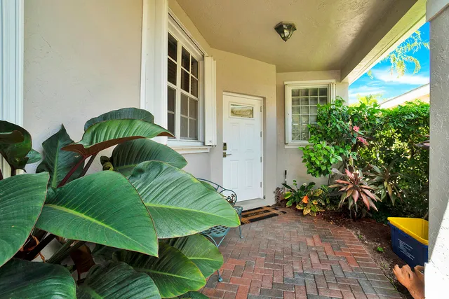 a view of entryway with a garden