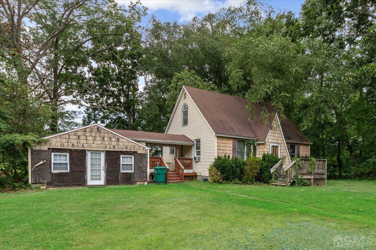 186 Cottrell Road Old Bridge, NJ 07747 - Photo 2 of 16 a front view of a house with a garden