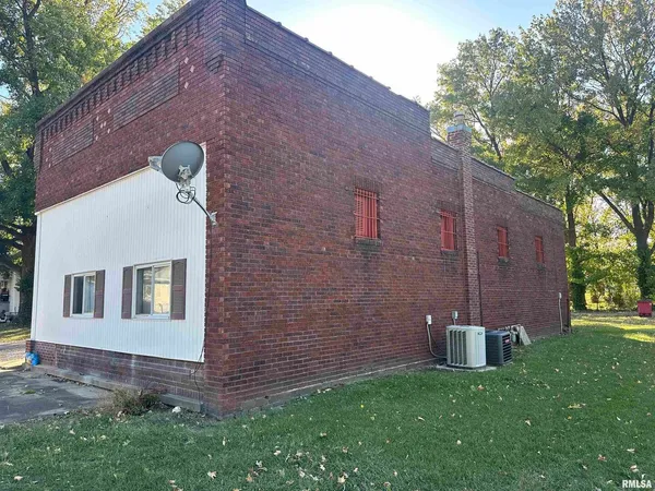 $117,000 | 401 North Division Street, Unit A & B, Du Quoin, IL 62832