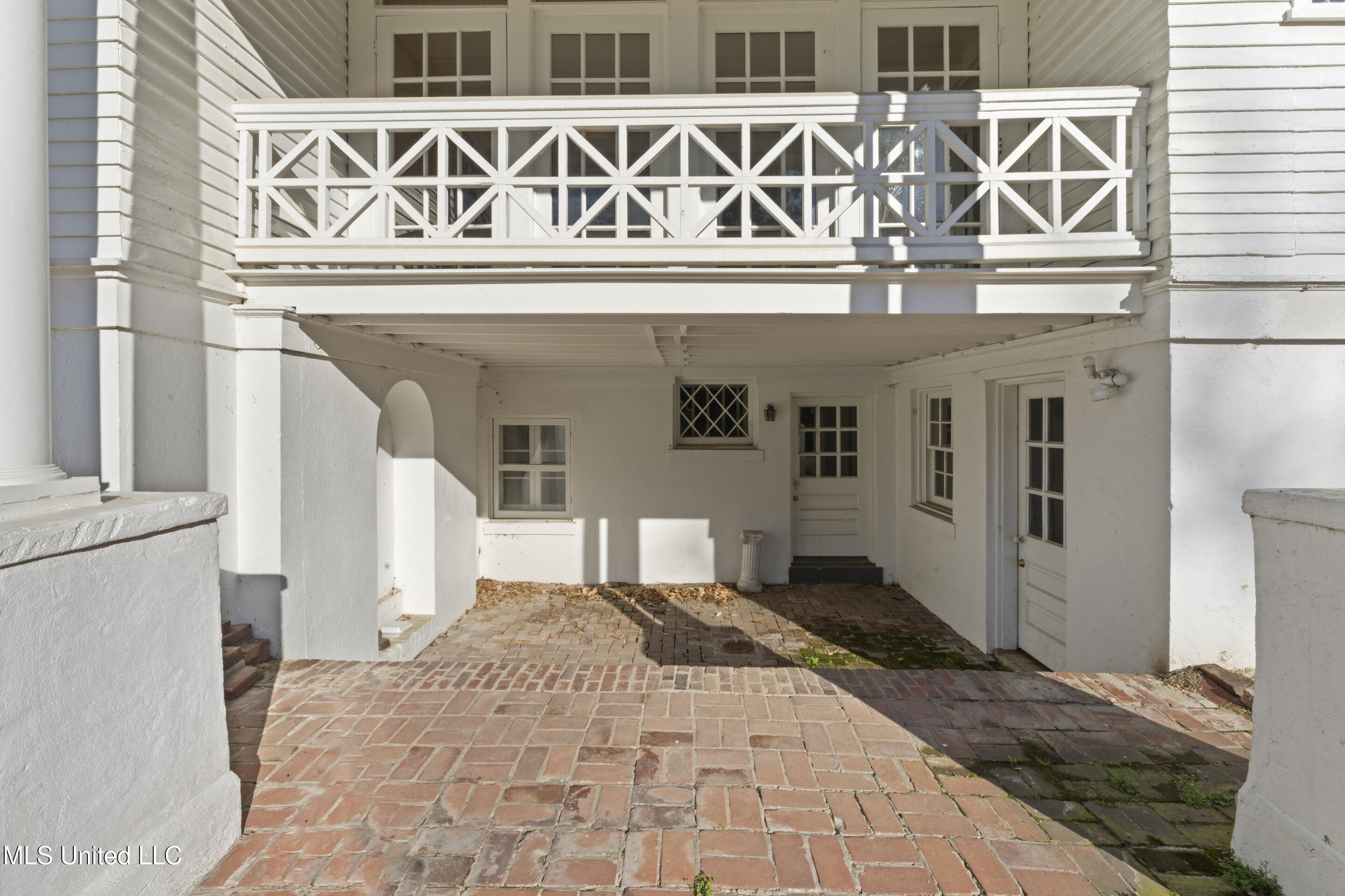 180 South Craft Street Holly Springs, MS 38635 - Photo 23 of 25 Covered Patio