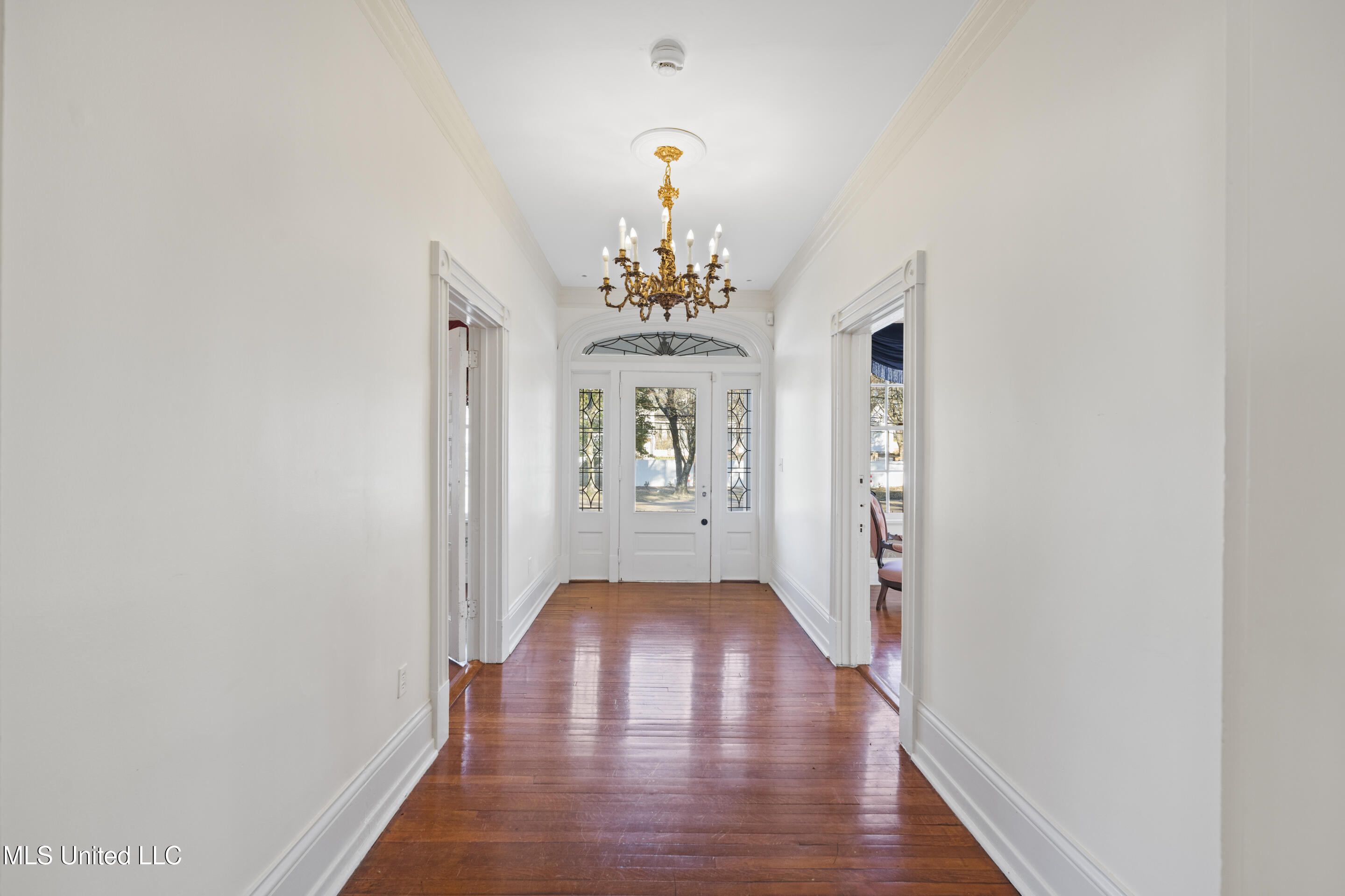 180 South Craft Street Holly Springs, MS 38635 - Photo 4 of 25 Foyer