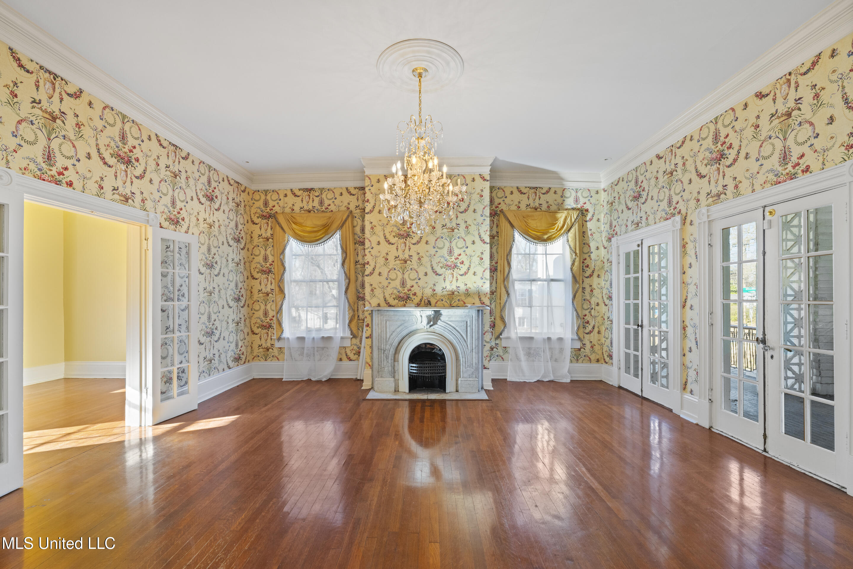 180 South Craft Street Holly Springs, MS 38635 - Photo 5 of 25 Living Room