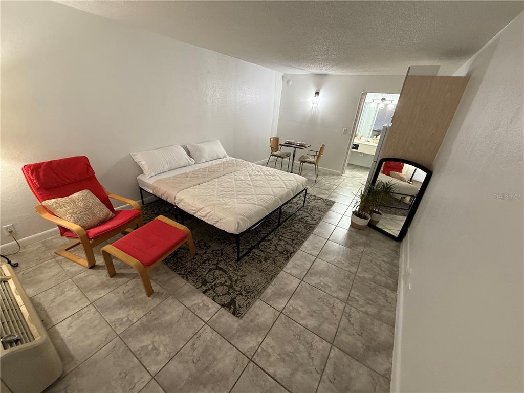 43420 Highway 27, Unit 150 Davenport, FL 33837 - Photo 2 of 8 a living room with furniture and a mirror