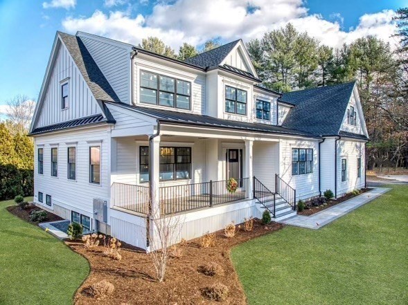 a view of a yard in front of house