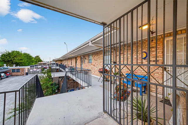 a view of entryway with a front door