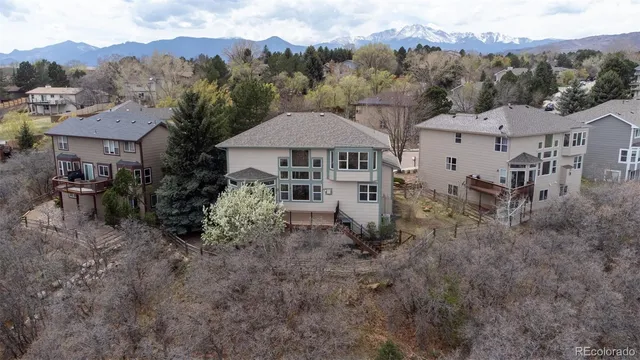 a view of a yard in front of house