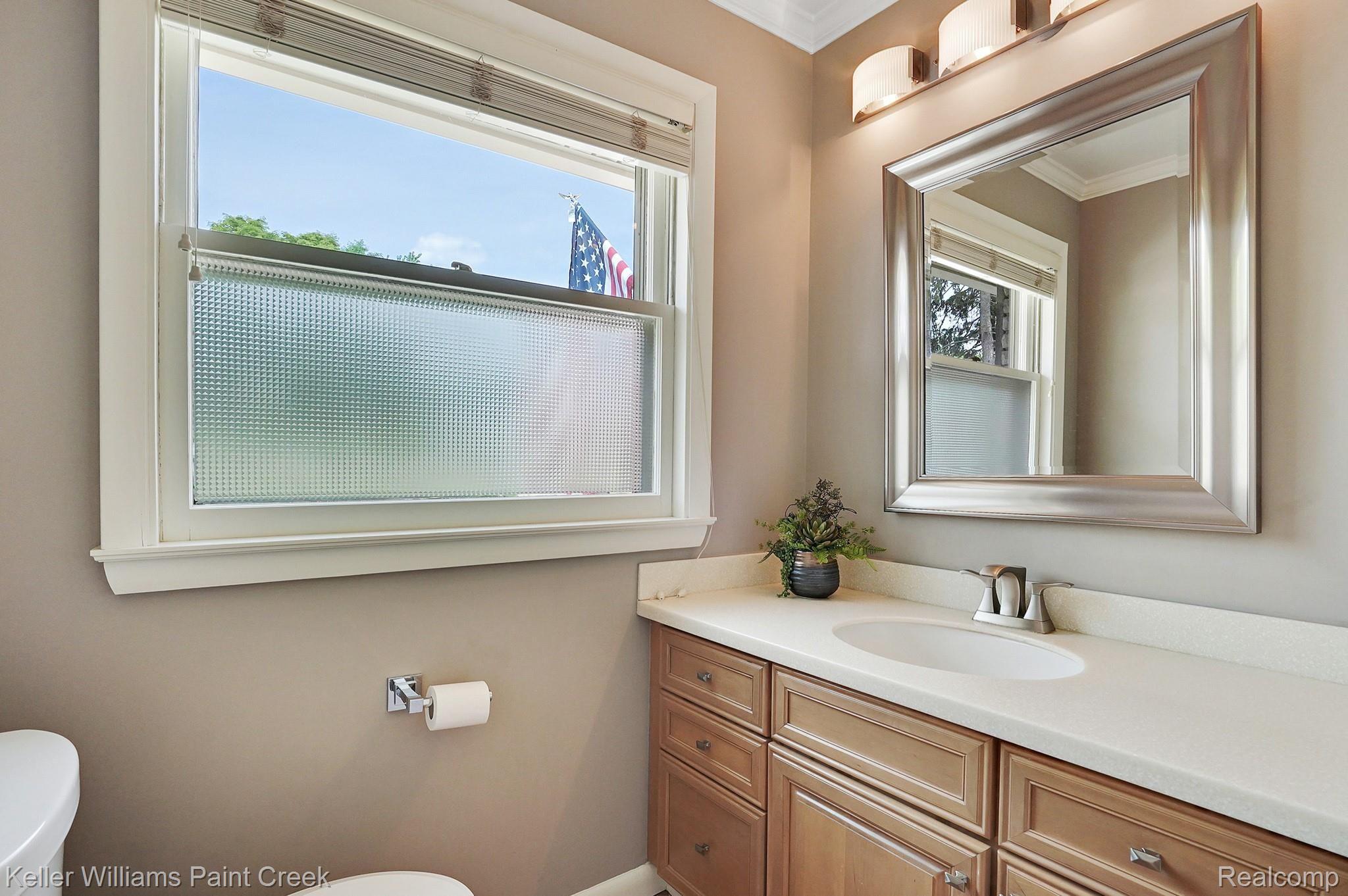 828 Fieldstone Drive Rochester, MI 48309 - Photo 25 of 42 Fresh Guest Bath