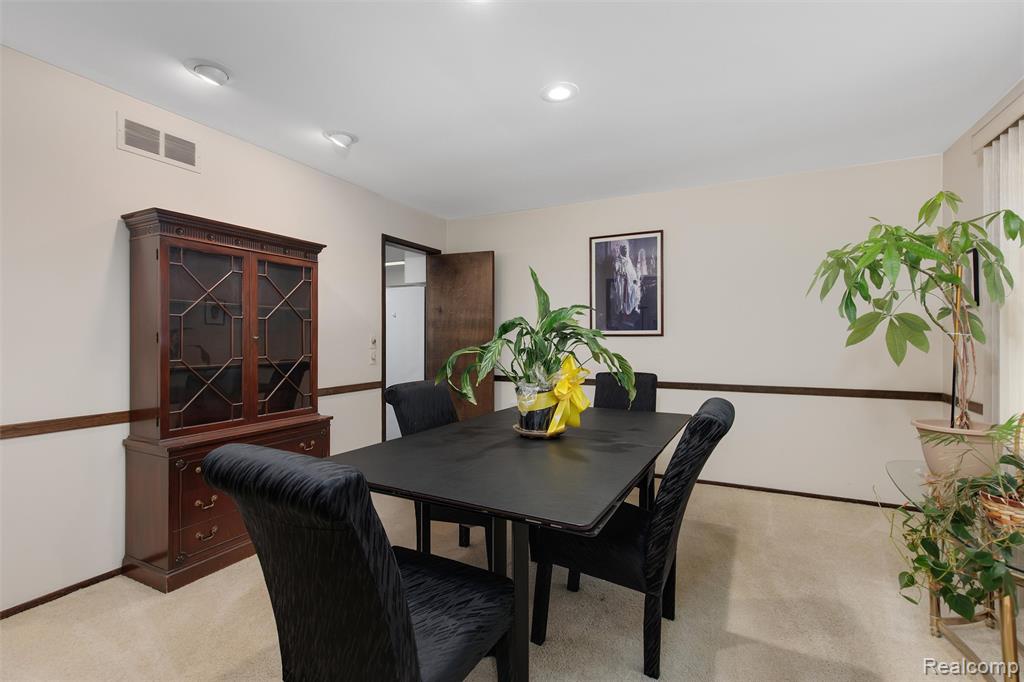 31017 Carriage Hill Road Farmington Hills, MI 48331 - Photo 13 of 39