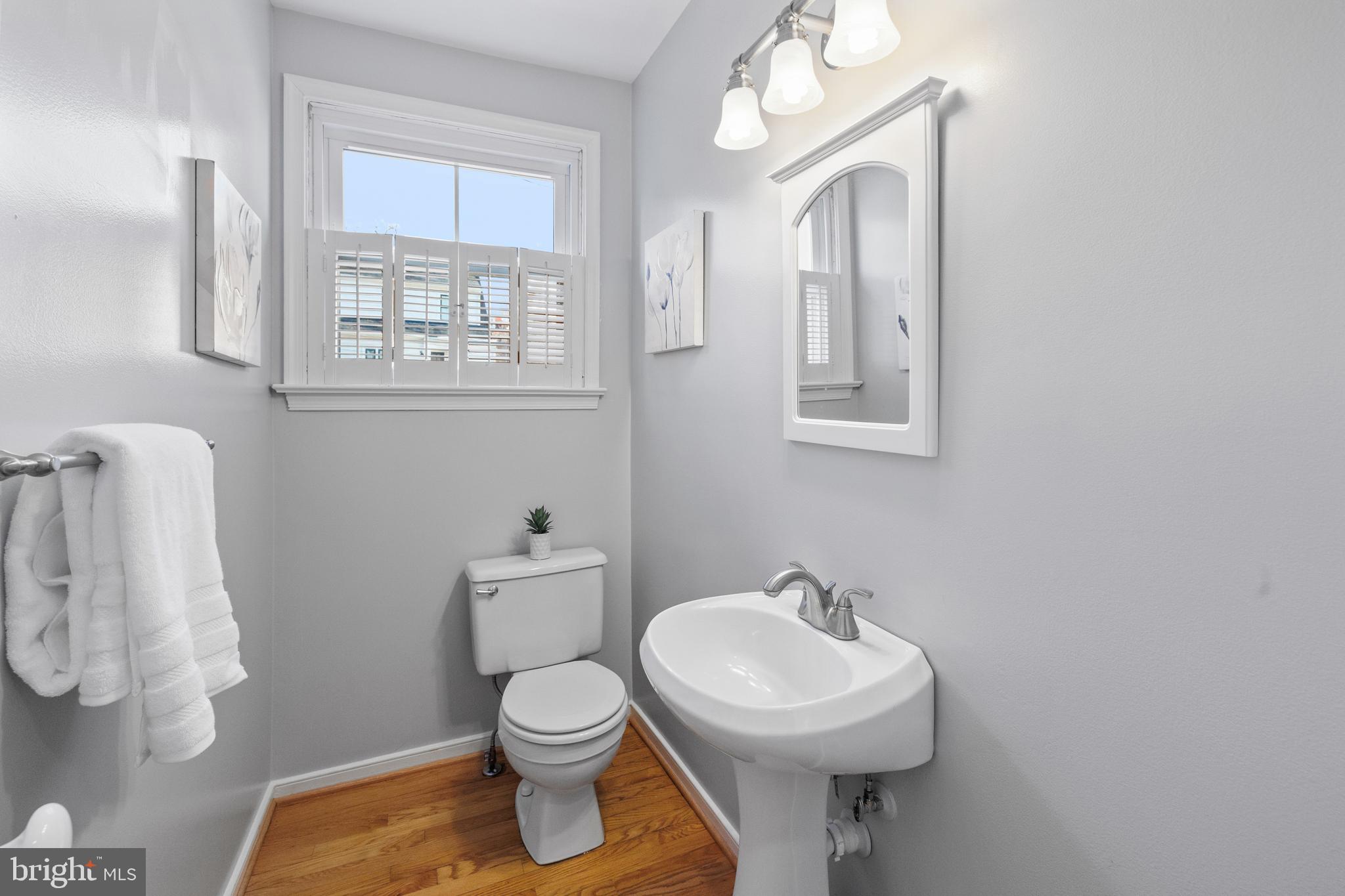 202 Russell Road Alexandria, VA 22301 - Photo 26 of 70 a bathroom with a toilet sink and mirror
