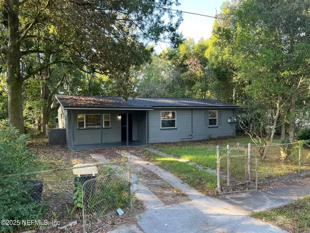 a view of a house with a backyard