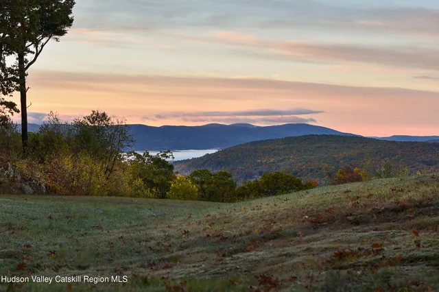 a view of an outdoor space