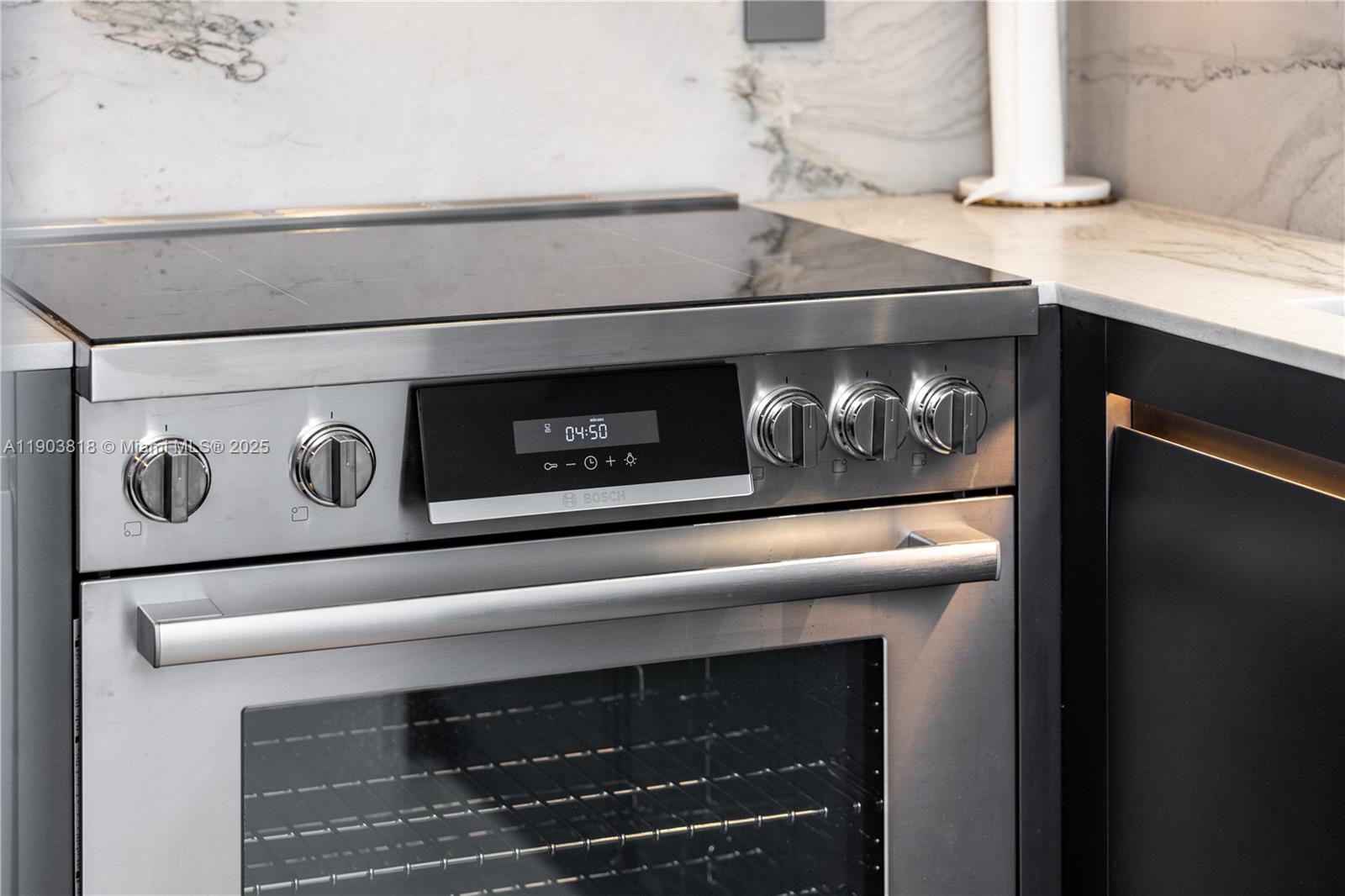 1800 Sunset Harbour Drive, Unit 2105 Miami Beach, FL 33139 - Photo 15 of 52 a close view of stove